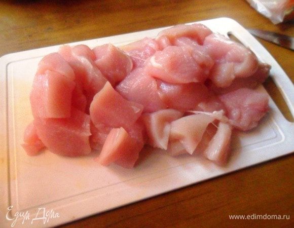 Куриное филе вымыть, обсушить, нарезать кубиками. Посолить. Поперчить. Добавить к овощам.