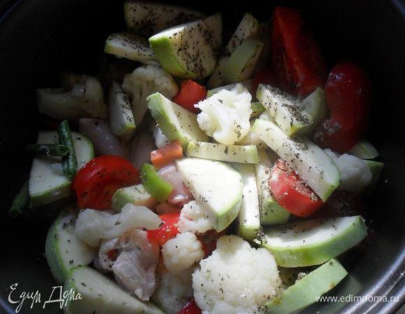 В чашу мультиварки выложить замороженную цветную капусту и помидор. Досолить. Посыпать перцем и прованскими травами. Перемешать. Влить 1 мультистакан воды. Включить режим "Тушение" (у меня по умолчанию на 2 ч). 