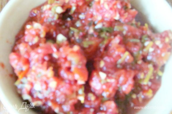 Рецепт аджики: http://www.edimdoma.ru/retsepty/60061-adzhika У кого нет запасов аджики, режем очень мелко помидоры или рубим при помощи блендера, лучше сочные, мясистые и сладкие, тушим 5 минут, добавляем рубленную зелень (петрушку, кинзу, базилик) и мелко-мелко рубленный жгучий перчик, соль, через 2 минуты рубленный чеснок. Выключаем и отставляем в сторонку.