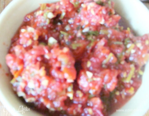 Рецепт аджики:
http://www.edimdoma.ru/retsepty/60061-adzhika
У кого нет запасов аджики, режем очень мелко помидоры или рубим при помощи блендера, лучше сочные, мясистые и сладкие, тушим 5 минут, добавляем рубленную зелень (петрушку, кинзу, базилик) и мелко-мелко рубленный жгучий перчик, соль, через 2 минуты рубленный чеснок. Выключаем и отставляем в сторонку.