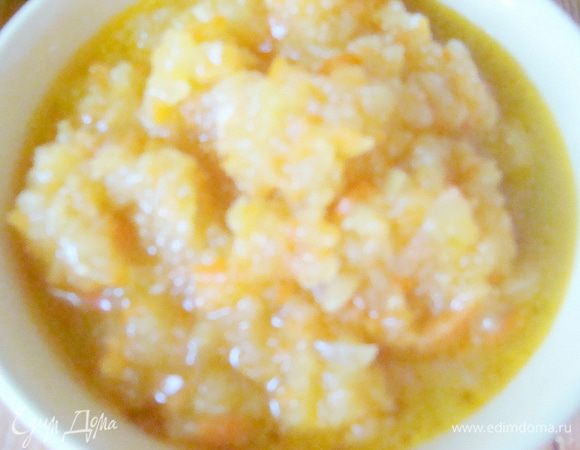 Кабачковая икра, домашняя. У меня тут нет рецепта, поэтому пишу(упрощенный вариант), это быстро и легко!
Кабачок почистить, измельчить в блендере. Так же морковь с луком. Протушить сначала морковь с луком 5-7 минут, добавив, небольшое количество растительного масла, потом вместе с кабачком еще 10 минут. За 2 минуты до готовности немного посолить.