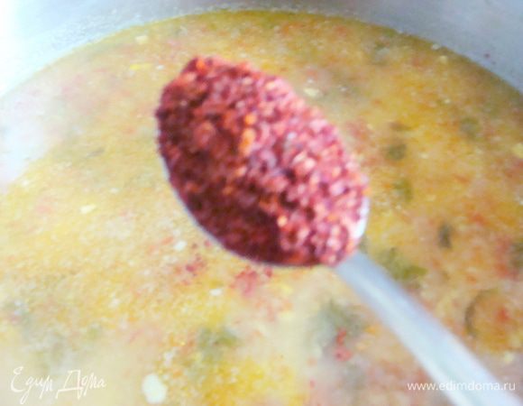 Добавляем к чечевице все, что мы приготовили (аджику и икру), даем покипеть на медленном огне 3-4 минут.
 Остается моя любимая часть - это приправы!!! 4 ст.ложки молотой красной сладкой паприки.