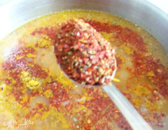 И 4 ст.л. приправы для супа, которая на рынке продается! В нее тоже входит паприка, шафранчик, зеленушка всякая)