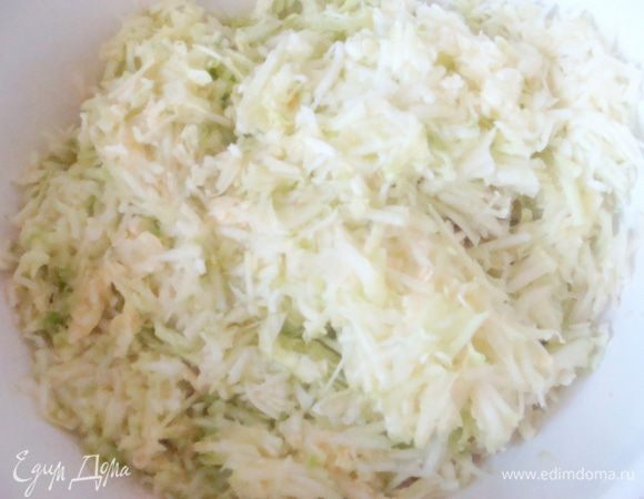Кабачок очистить, потереть на терке.