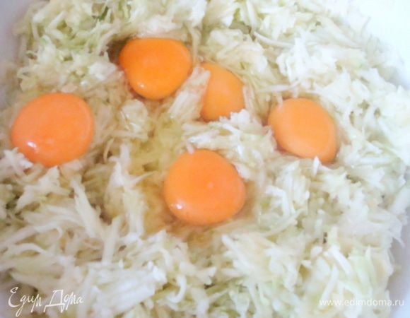 Добавить яйца.