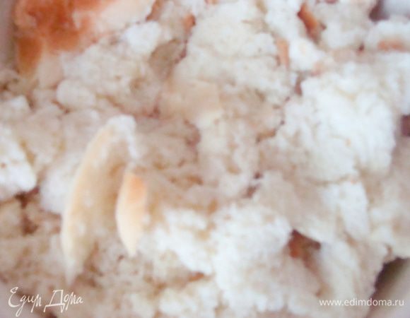 Замочить хлеб. Молока берите столько, сколько понадобится вам.