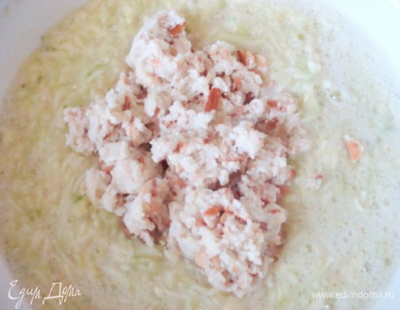 Добавить размоченный хлеб к кабачковой смеси.