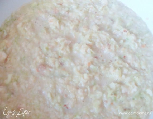 Посолить немного и дать настояться, чтобы кабачок пустил сок, а хлеб окончательно размяк. Из такой смеси можно печь оладушки уже))))