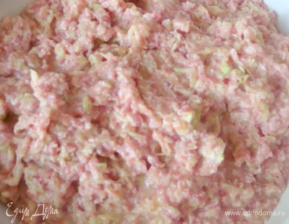 Добавить мясной фарш, у меня смесь говяжьего и свиного. Как следует все перемешать. Отбить такой фарш не получится, он еще довольно жидкий.