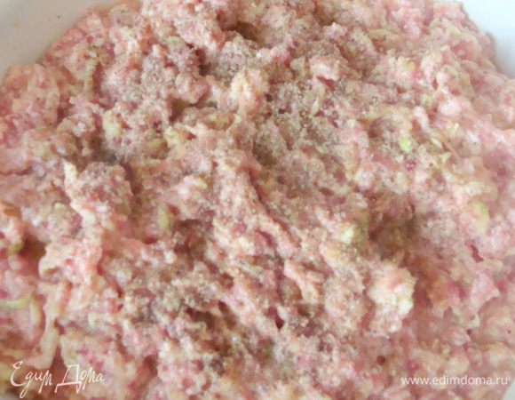 Посолить и добавить смесь перцев. Перемешать.