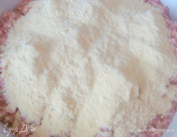 В конце добавить кукурузную муку. Количество можно регулировать. Надо чтобы фарш стал довольно плотным и удобно было лепить котлетки руками.