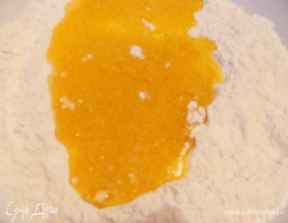 Вылить в сухую смесь жидкую.