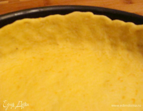 Уложить в разъемную форму, края разровнять. Выпекать в разогретой до 180-200* духовке до золотистого цвета, лучше застелив фольгой и засыпав фасолью, например.