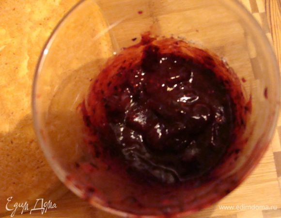 Пюрировать погружным блендером. Добавить сахарный песок, еще перемешать. 