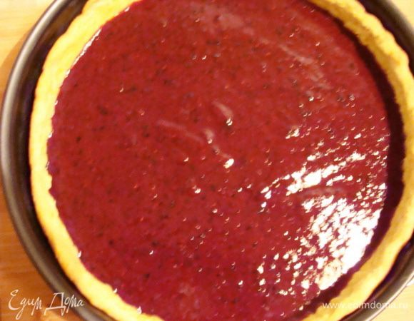 Остывшую основу поместить обратно в разъемную форму. Смородиновое пюре смешать с уже остывшим желатином и вылить нижним слоем. Поставить все в холодильник до застывания или в морозилку на 10 минут, чтобы схватилось.