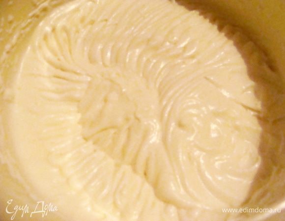 Холодные сливки 33% взбить с сахарным песком или пудрой до крепкого состояния, добавить маскарпоне и разведенный и остывший желатин (разводить так же как для смородины). Вылить поверх смородинового слоя и убрать в холодильник до полного застывания и пропитки. Не меньше чем на ночь.