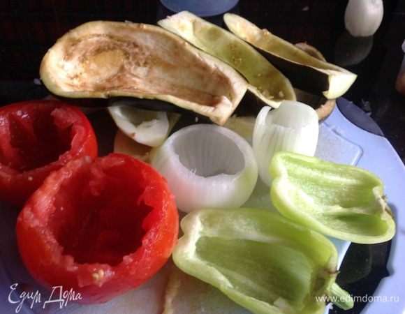 Овощи помойте. Лук очистите, выньте сердцевину. Болгарский перец разрежьте вдоль, удалите семена. Баклажаны и кабачки разрежьте вдоль и удалите середину. У помидоров срежьте верхушку и выньте середину.