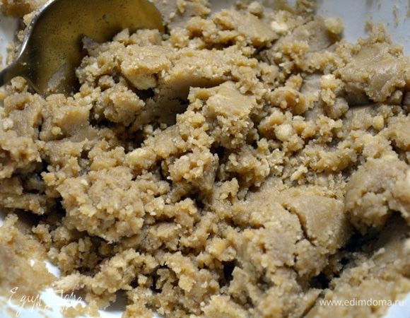 Сливочное масло растопить.
Печенье измельчить в крошку (я это делала вручную, но можно использовать в блендере). 
Масло тщательно перемешать с крошкой.

