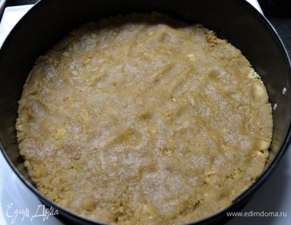 Возьмите блюдо для подачи, сверху поставьте кольцо от разъемной формы (без дна).

Готовую смесь аккуратно утрамбовать на дно формы (борты не формируем).
Охладить в холодильнике 10-15 мин.