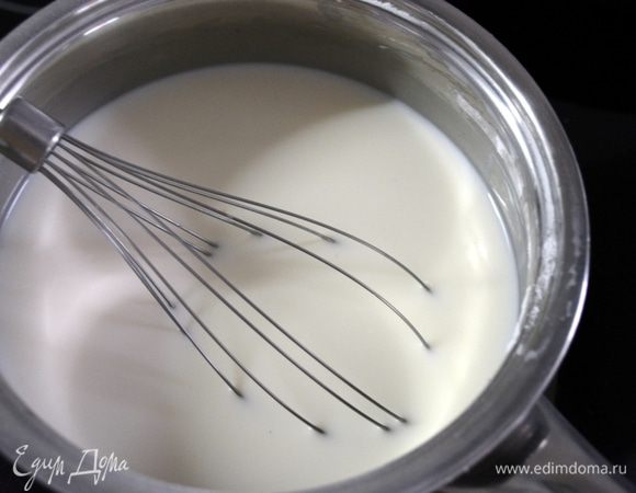 Для начинки, в кастрюльке смешиваем сгущенное молоко, воду, кукурузный крахмал.
Очень тщательно перемешиваем!
Доводим до кипения, постоянно помешивая.
