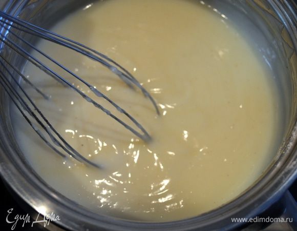 Когда масса начнет густеть, добавляем ванильный сахар и еще раз хорошо перемешиваем!