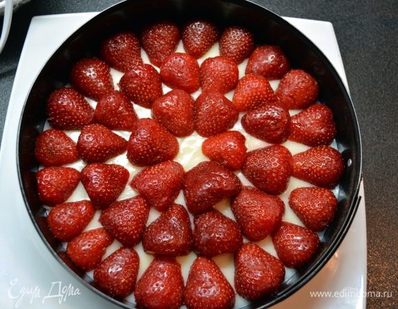 350-400 г клубники чистим от хвостиков и разрезаем пополам.
На готовую начинку сверху выкладываем клубничку.