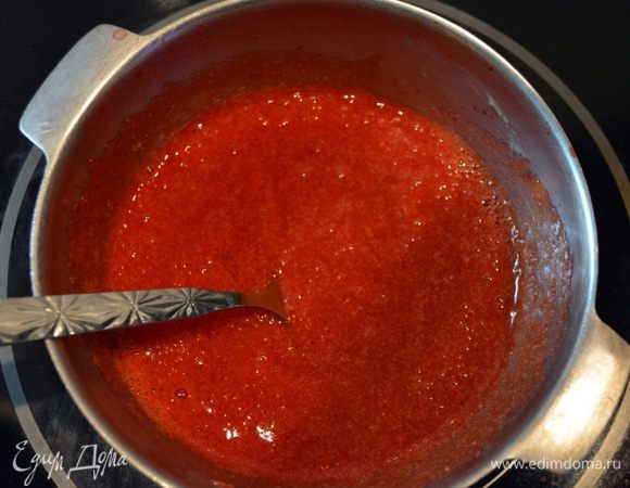 Из оставшейся клубнички готовим заливку.
Для этого, оставшуюся клубнику пюрируем погружным блендером, добавляем сахар и ставим на огонь.
