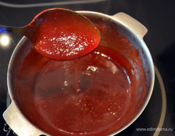 Варить постоянно помешивая.
Заливочка должна увариться до любимой вами густоты.

Мне хотелось сделать заливку жидковатой, чтобы при разрезании тортика она красиво растекалась по тарелке.
Уваривала мин 5-7.