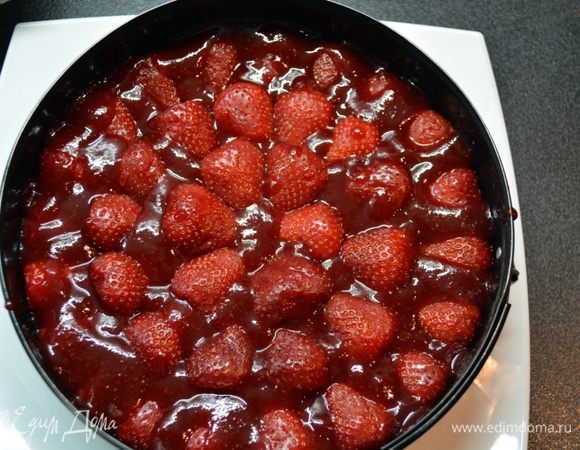 Горячую заливку сразу же выливаем на все "пробелы" между клубничками.

Охлаждаем тортик и наслаждаемся!
Очень вкусненько!

Смачного :)