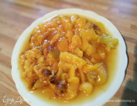 Очистите баклажаны и перцы от шкурки. Старайтесь сохранить сок, выделяющийся от перцев, он обогатит вкус будущей икры. Перцы нарежьте на мелкие кусочки, лучше брать их разноцветными, так симпатичнее. Добавьте очищенные баклажаны в блендер и взбейте овощи до любимой вами консистенции. Я не особо усердствую при взбивании, т.к. люблю когда попадаются кусочки.