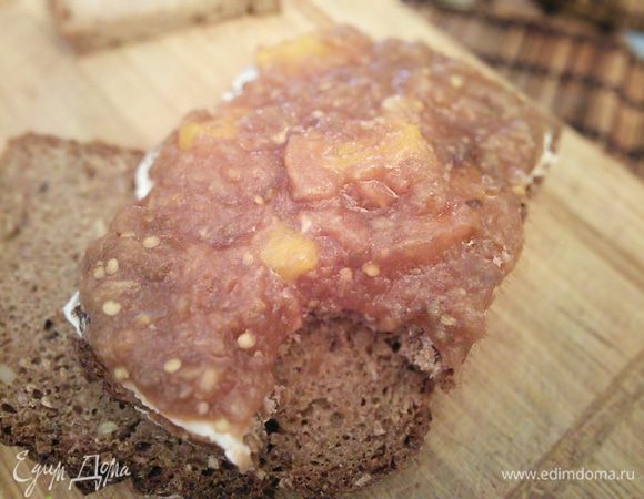 Добавьте перец и хорошенечко всё вымешайте. А теперь возьмите свежий хлебушек, намажьте тоненьким слоем маслица и толстым слоем икры. Приятного аппетита!