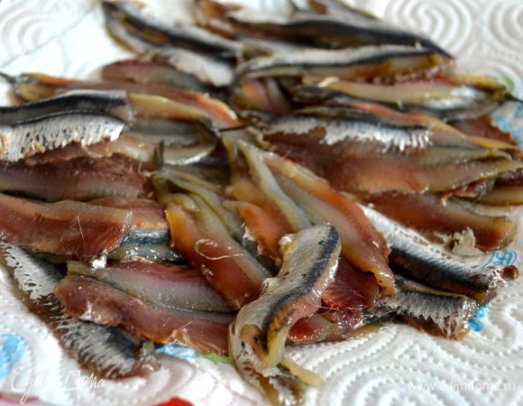 Рыбку вымыть, очистить и разделать на филе (у меня на этот раз кильки вместо сардин, это допустимая замена в данном блюде! ;)))