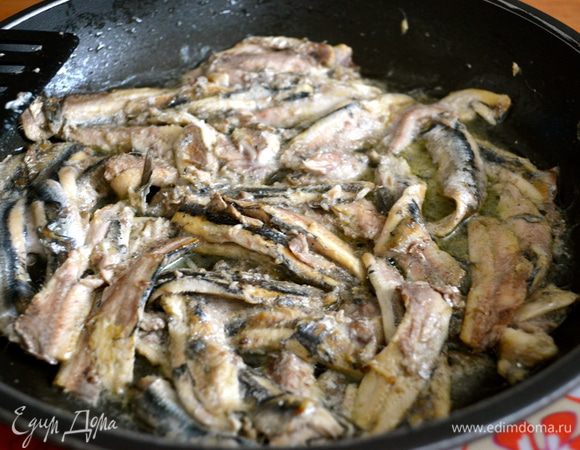 В тяжелой сковороде разогреть 3 ст.л. оливкового масла и обжарить рыбку со всех сторон, недолго (перевернув, буквально, пару раз), а то она вся развалится... Немного посолить. Отставить в сторону.