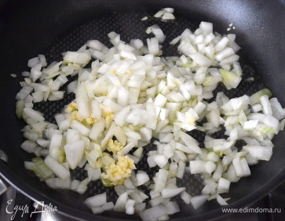 Духовку включить разогреваться на 220 С.
Лук и чеснок измельчить и обжарить в другой сковороде в оставшемся масле. 