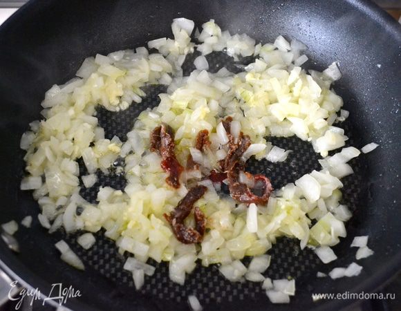 Как только луч станет мягче, добавить филе анчоусов и продолжить обжаривать, помешивая, пока анчоусы не растворятся... 