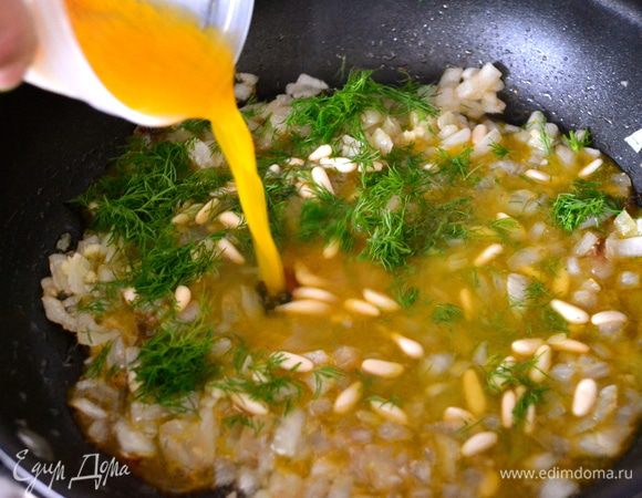 Одновременно развести шафран в 100 мл теплой воды и добавить в сковороду... Размешать и потушить все еще минуты 3-4. 