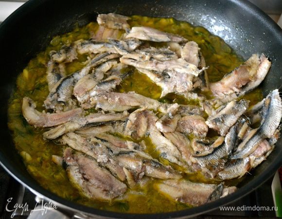 В шафранный соус добавить рыбное филе и осторожно перемешать. Посолить и поперчить по вкусу... Соус получается просто замечательным! Готовую пасту слить и добавить к соусу...