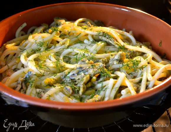 В керамическую форму для запекания выложить пасту и поставить в разогретую духовку на 10 минут. Я присыпала немного сверху свежим укропом.