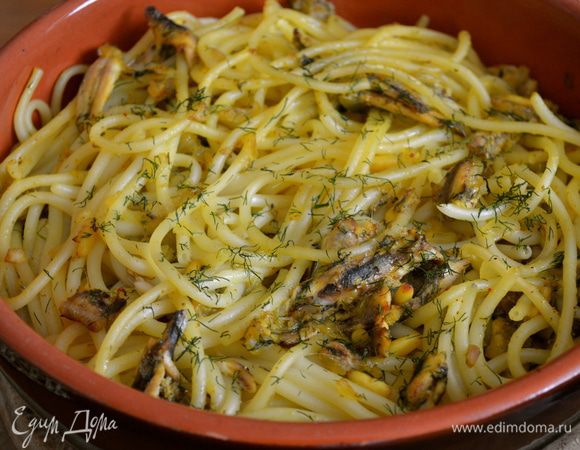 Готовое блюдо достать из духовки и подавать, разложив на тарелки.