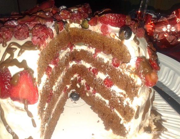 Начинаем собирать торт: бисквит разрезала на 4 части. Выкладываем  на корж слой крема, посыпаем малиной,и так до конца. сверху украшаем ягодами и я украсила каплями растопленного шоколада. торт получается не приторный, с кислинкой из-за ягод.