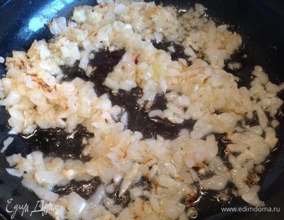 Середину лука мелко порежьте, и обжарьте на 1 ст л растительного масла до золотистости 5-7 минут.