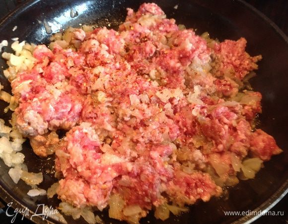 Добавьте фарш (у меня говяжий) и жарьте еще 7 минут.