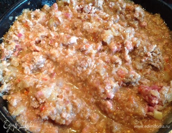 Добавьте к фаршу. Поперчите, посолите и готовьте пока не выпарится жидкость, 15-20 минут.