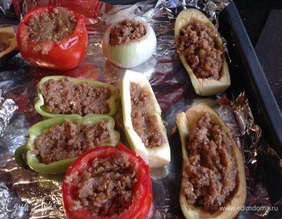 Противень застелите фольгой, смажьте оставшимся маслом, выложите овощи. Заполните овощи фаршем. Готовьте в предварительно нагретой до 180 градусов духовке 25 минут.