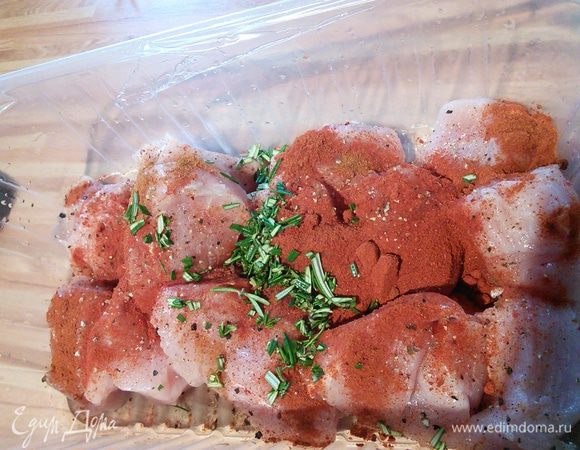 Филе нарезать порционно, смешать все виды перцев и паприк, порубить розмарин, замариновать смесью специй мясо и оставить на 3-4 часа при комнатной температуре, иногда перемешивать для равномерного маринования. Я использовала три вида красных паприк: сладкую, острую и копченую. Мясо приобрело аппетиный розовый цвет и приятный аромат.