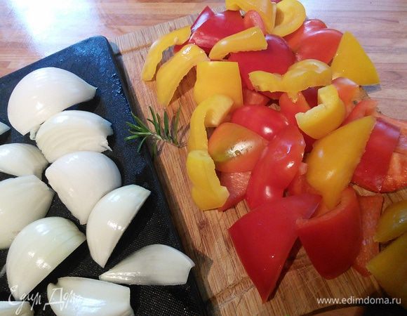 Перец порезать на крупные кусочки, лук на четвертинки и разобрать на двойные и тройные лепестки. Овощи должны хорошо держаться на шампурах.