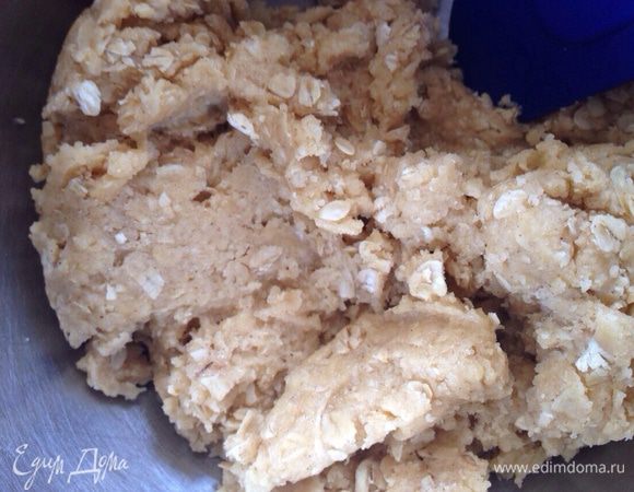 Замесить тесто и разделить на две части.