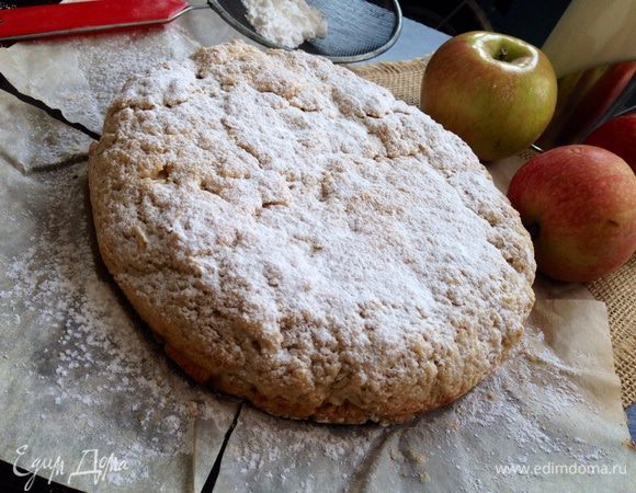 Готовому пирогу дать полностью остыть,посыпать сахарной пудрой и подавать к столу!