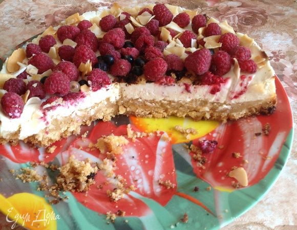 Смешать пару ложек сахара со сметаной, залить пирог и выпекать еще 5-10 минут. Духовку выключить и оставить до полного остывания. Затем вынуть пирог и поставить в холодильник на минимум на 6 часов. ( я на ночь ставлю и утром с чашечкой кофе на завтрак самое оно!)
Готовый чизкейк украсить фруктами на свой вкус. В моем случае получилось украсить малиной, черной смородиной и кокосовой стружкой. 