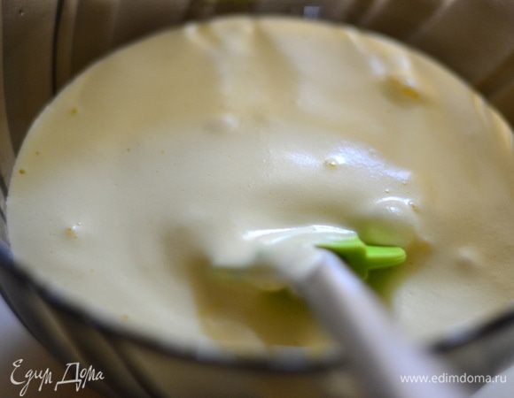 Форма диаметром 16 см. Медовый бисквит. Разделить яйца на белки и желтки. Белки отправить в холодильник. Желтки взбить на высокой скорости миксера с 2 ст.л. сахара до бела и пышности. Взбивать минут 7.